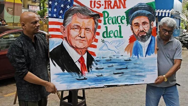 Dois homens carregando um desenho com a imagem de Trump e do líder supremo do Irã, Mojtaba Khamenei, com os dizeres: "Welcome US-Iran Peace Deal"