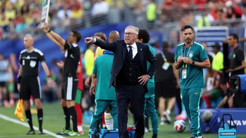 Carlo Ancelotti durante a estreia da Seleção contra Marrocos —
