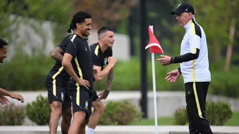 O treinador Carlo Ancelotti conversa com jogadores durante um treino para enfrentar o Haiti, em 18/06/2026.
