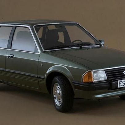 Troca de motor de Ford Escort em 42 segundos por fuzileiros navais, versus manual de 3 horas