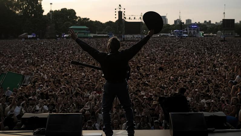 ‘Astonished and delighted’ … Garth Brooks greets the big crowd at Hyde Park.
