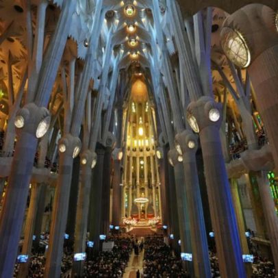 Papa Leão XIV abençoa Sagrada Família em Barcelona e condena guerra