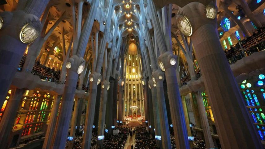 Papa Leão XIV abençoa Sagrada Família em Barcelona e condena guerra