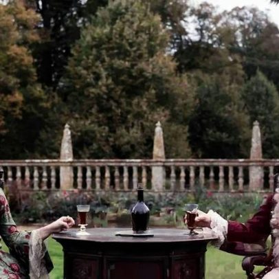 Savage House recebe crítica com Claire Foy e Richard E. Grant em caper de época