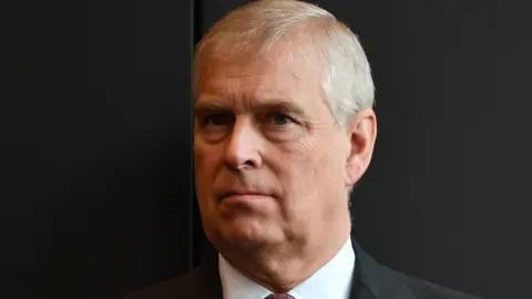 Auditoria revela que Andrew sublocou chalés do Royal Lodge