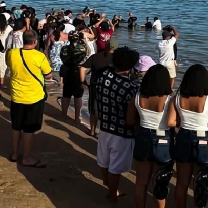 Igreja batiza 40 fiéis de 5 nacionalidades em praia de Portugal
