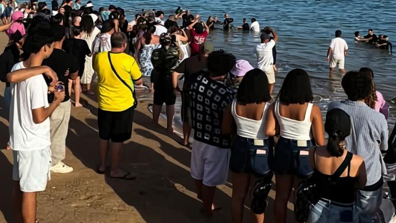 Igreja batiza 40 fiéis de 5 nacionalidades em praia de Portugal
