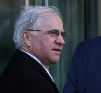 Trump perdoa ex-congressista republicano condenado por uso de informações
