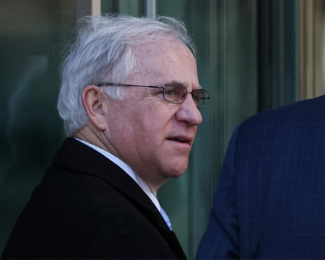 Trump perdoa ex-congressista republicano condenado por uso de informações