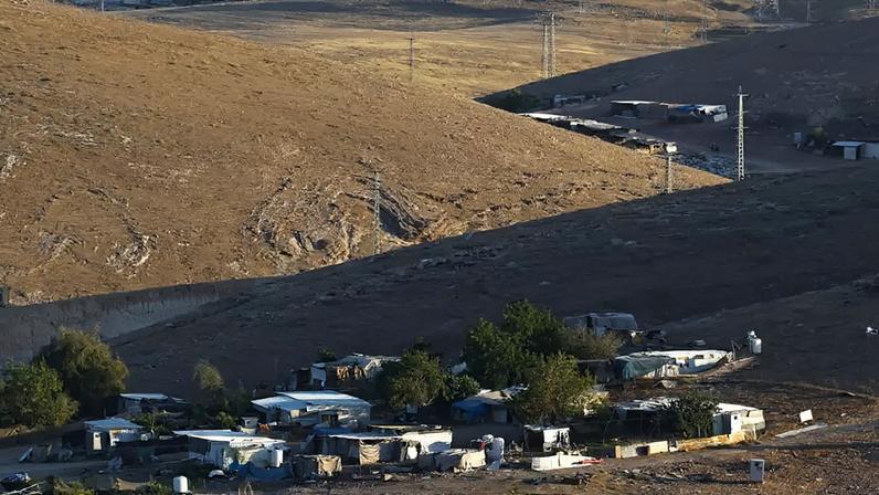 Vista geral da aldeia beduína palestina de Khan al-Ahmar, localizada na Área C da Cisjordânia ocupada por Israel, com o assentamento israelense de Mishor Adumim ao fundo, em 20 de maio de 2026.