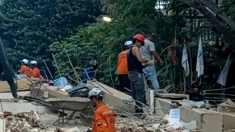 Pastor Carlos Arizmendi e equipes de resgate atuam após o terremoto que atingiu a Venezuela. (Captura de tela/Instagram/ noticiasvenezueladice /AP)