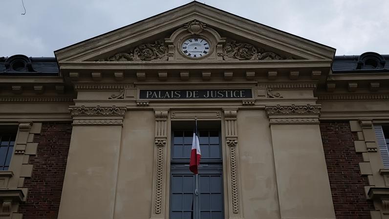 A mais velha detida da França, 79, vai a julgamento por assassinato de parente