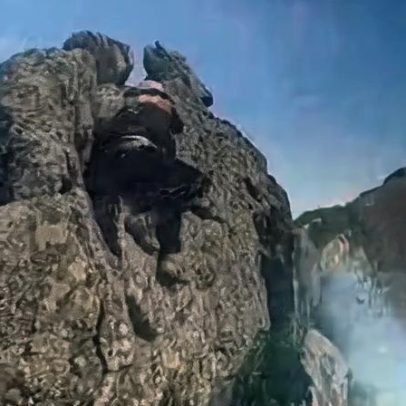 Vídeo mostra homem em trilha rumo à Pedra do Macaco, antes de cair do penhasco