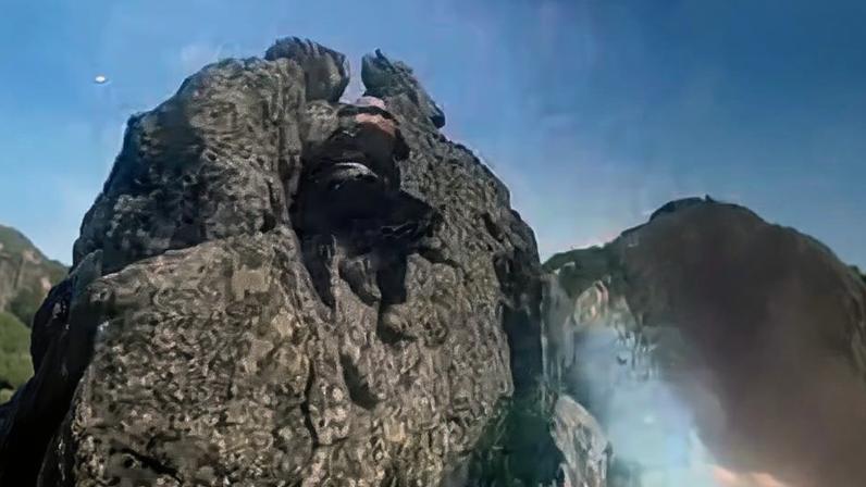 Caio tropeçou ao descer de pedra em trilha em Maricá — Foto: Reprodução/TV Globo