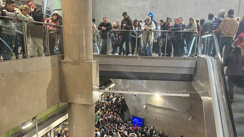 Problema na Linha 2-Verde provocou lentidão e lotação em estações durante o horário de pico da manhã; circulação foi normalizada perto das 10 horas, segundo a companhia