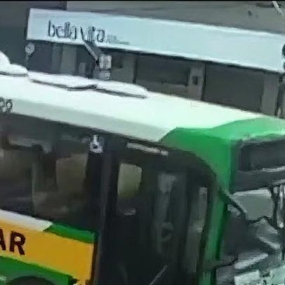 Acidente entre ônibus e van escolar deixa crianças feridas