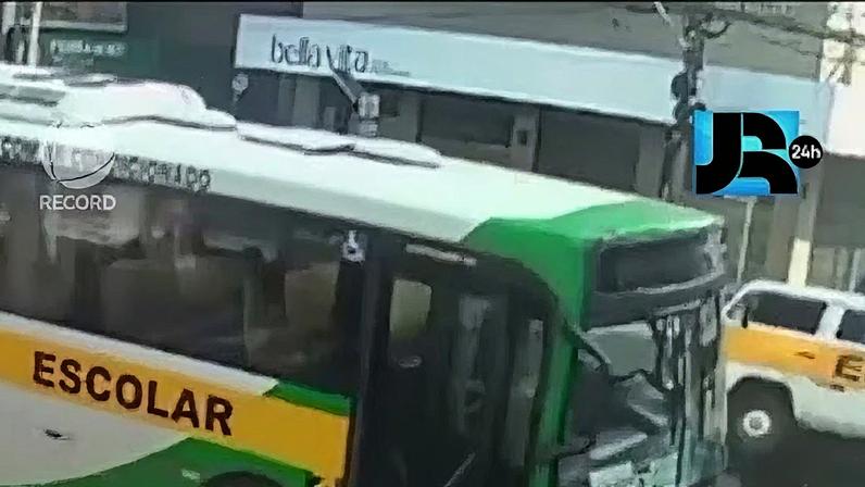 Acidente entre ônibus e van escolar deixa crianças feridas