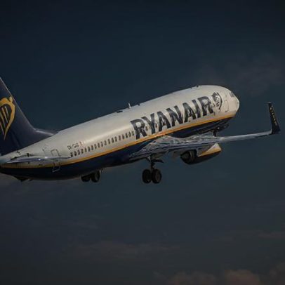 Maior aérea europeia dispensa cobrança para pais sentarem ao lado dos filhos