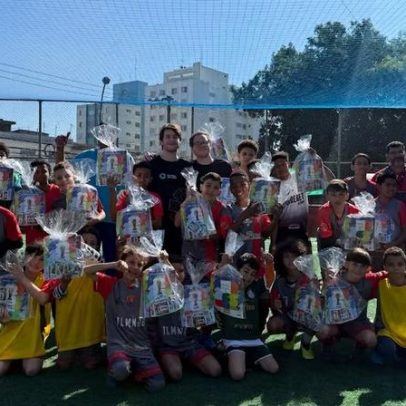 Figurinha repetida vira gesto de solidariedade na Copa