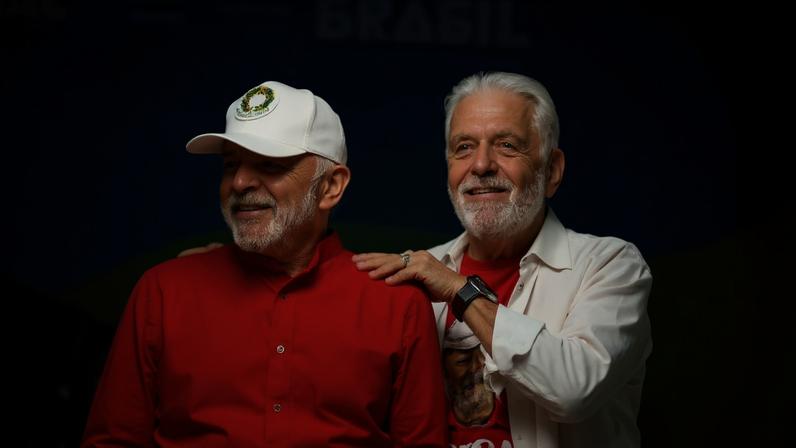 SEM LÓGICA - Lula e o velho companheiro: nem os petistas digeriram a versão sobre a compra de um apartamento