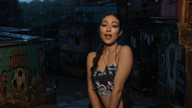 Inteligência artificial errou a grafia de 'Copa do Mundo' no clipe de 'Follow Me'