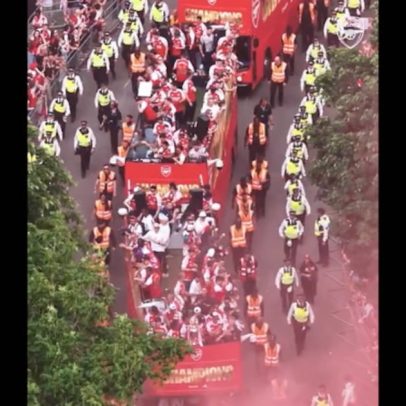 Imagens de drone mostram desfile do título do Arsenal
