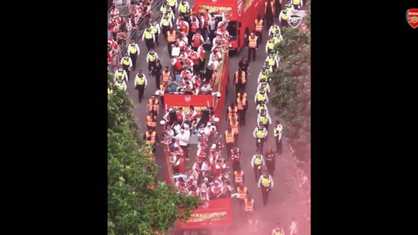 Milhares de torcedores do Arsenal lotaram as ruas do norte de Londres para celebrar o primeiro título da Premier League do clube em 22 anos.
