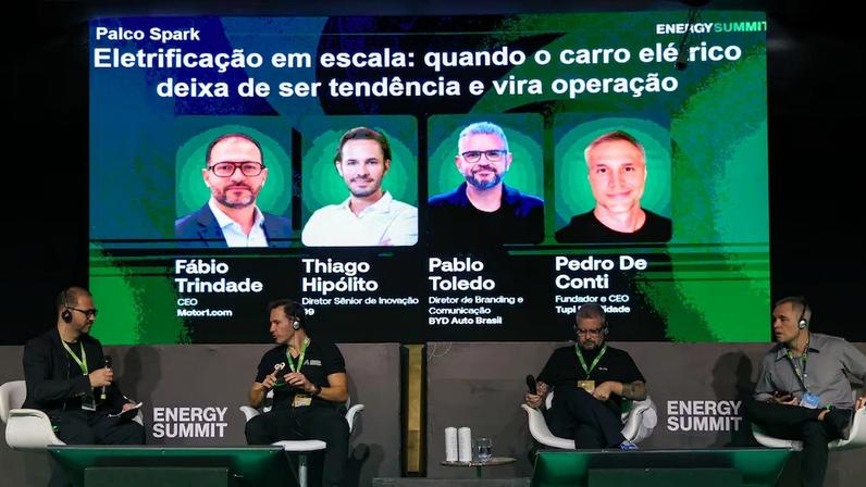 Thiago Hipólito, do 99; Pablo Toledo, da BYD; e Pedro de Conti, do Tupi, participaram da mesa “Eletrificação em escala: quando o carro elétrico deixa de ser tendência e passa a ser operação”.