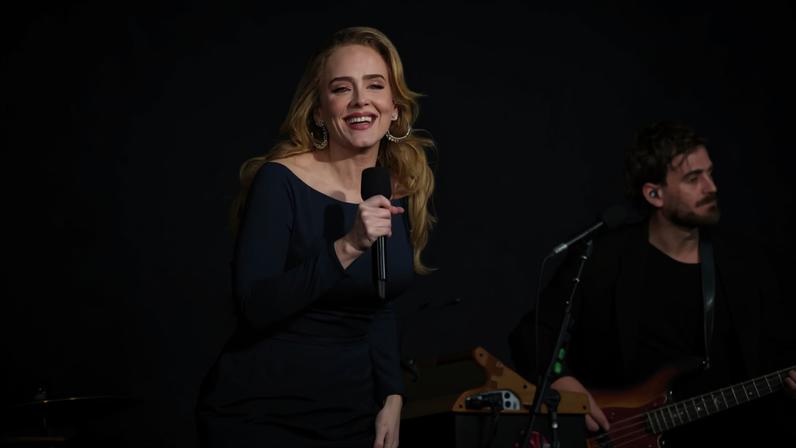 Adele estaria gravando material inédito