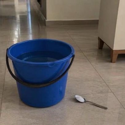 Truque antigo com sal na água ganha destaque para limpeza leve de pisos