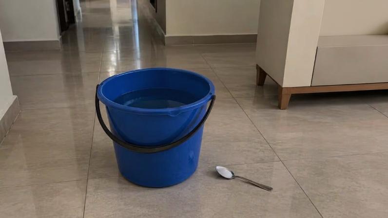 Truque antigo com sal na água ganha destaque para limpeza leve de pisos