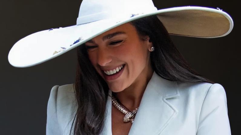 Dua Lipa chamou a atenção com colar milionário em casamento