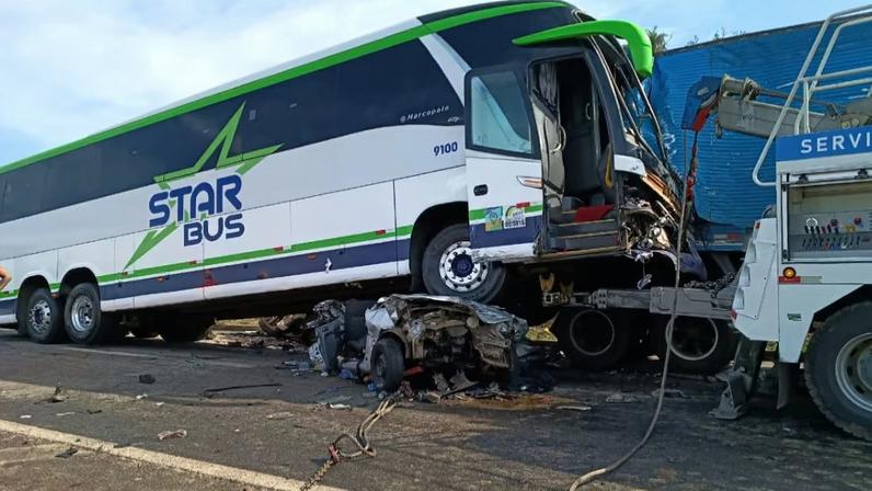 Acidente mobilizou equipes de resgate e provocou a interdição total da rodovia no sentido BH