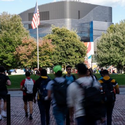 Inflação faz 42% dos americanos dependerem dos pais, aponta estudo