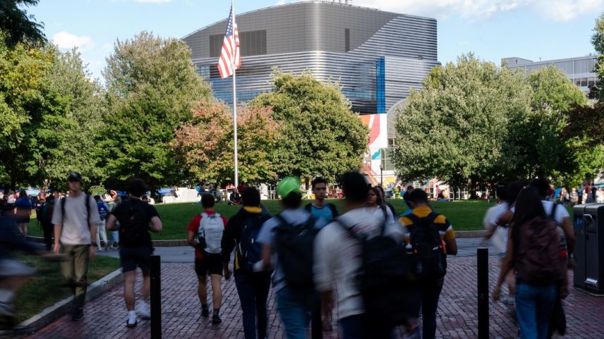 Inflação e o mercado de ações volátil pressionam as finanças domésticas não só dos mais jovens.