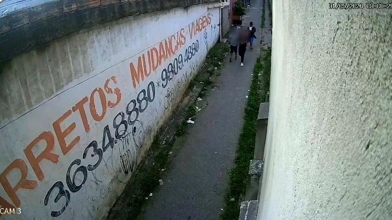 O suspeito perseguiu as vítimas enquanto elas seguiam para uma padaria