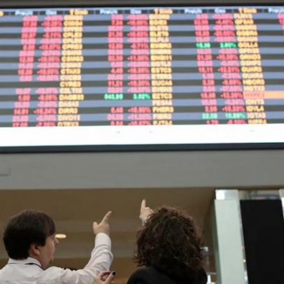 Ibovespa cai com Petrobras em alta; dólar recua para R$5,04