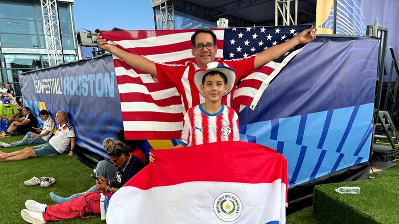 Fan fest de Houston é embalada por estrangeiros, tem confusão de locais sobre regra do impedimento e hype de Christian Pulisic