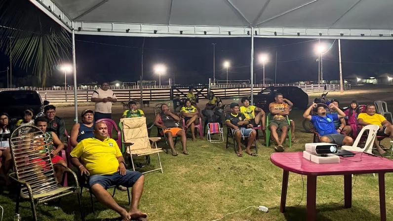 Povo Gavião Kyikatejê acompanha vitória da seleção no meio da Floresta Amazônica.