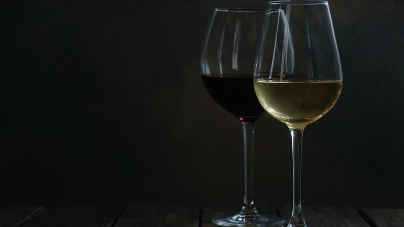 Por que degustadores cegos podem confundir vinho tinto e branco