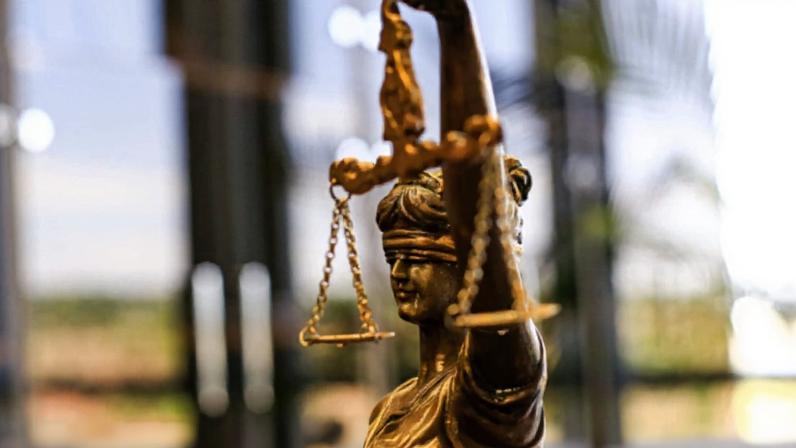 Imagem de escultura representando a Justiça -- Metrópoles