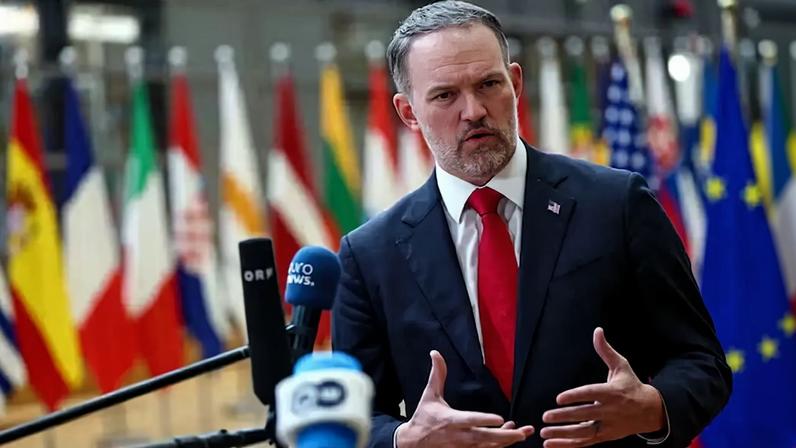 Representante Comercial dos EUA, Jamieson Greer, fala à imprensa no dia em que participa de um almoço de trabalho com ministros do comércio da UE, em Bruxelas, Bélgica, 24 de novembro de 2025. — Foto: Piroschka van de Wouw/Reuters