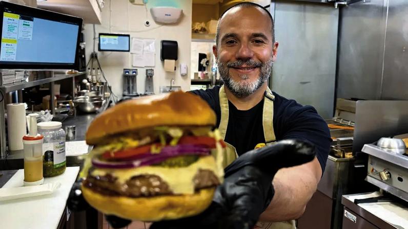 APETITE PARA CRESCER - Dono de uma gráfica no Brasil, Sergio Bosco Junior, 50, apostou em uma rede de hambúrgueres na Flórida, a The Brave Burger, e não faz feio diante da concorrência. O plano é pular de três para trinta franquias até 2029. “É como se os americanos vendessem feijoada para a gente”, diz.
