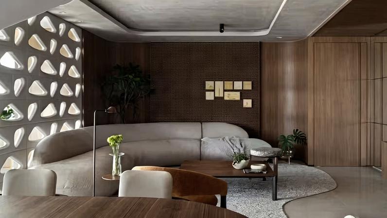 SALA DE ESTAR | Destaque do projeto, o cobogó Barú, criado pelo escritório Bezerra Panobianco em parceria com a marca Munó, separa delicadamente a sala da varanda sem bloquear a entrada de luz e ventilação naturais. Também de autoria dos arquitetos, o sofá Nuvem apresenta formas orgânicas que remetem ao aconchego. As paredes recebem quadros do Estúdio Manus. Ao lado, o cachepot Mush, assinado por Jader Almeida, abriga uma costela-de-adão. Do mesmo designer, a luminária de piso Memory complementa a ambientação