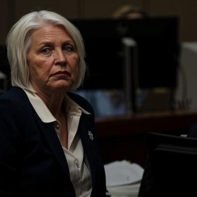 Funcionária eleitoral do Colorado Tina Peters é libertada após comutação