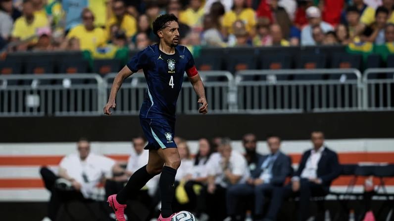 Marquinhos ao lado de Neymar em treinamento da Seleção –