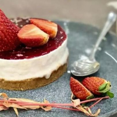 Torta gelada de morango sem açúcar oferece sabor cremoso e refrescante