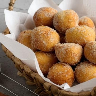 Como evitar excesso de óleo ao fazer bolinho de chuva