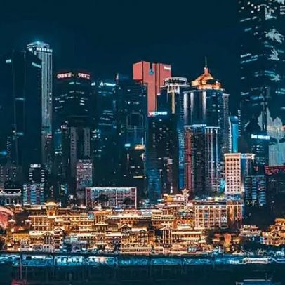 Cidade chinesa tem trem que passa por dentro de prédios