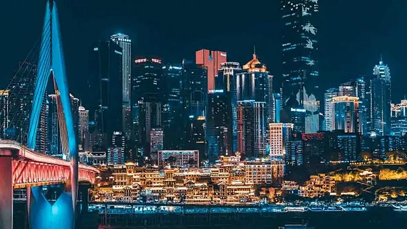 Cidade chinesa tem trem que passa por dentro de prédios
